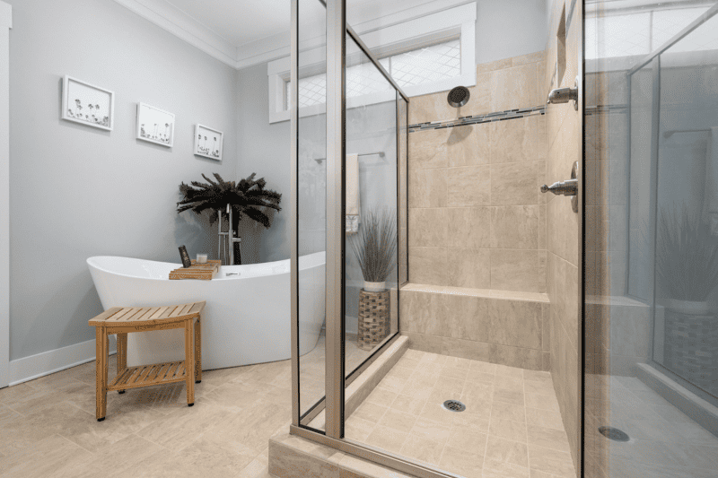 דלת פנים חסינת מים לאמבטיה - פריט חובה בכל בית